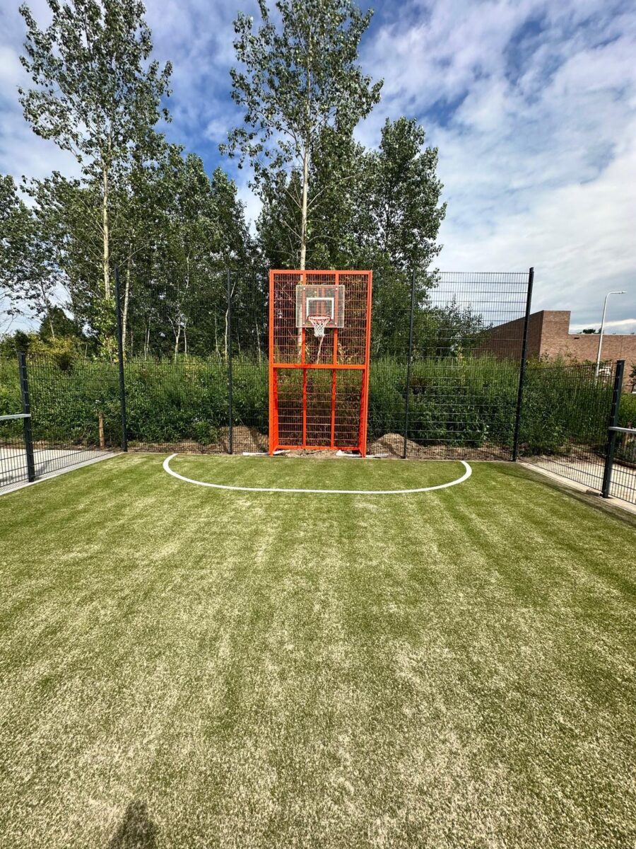 Sportkooi met voetbal- en basketbalcombinatie geplaatst bij Herderscheeschool Almelo 6 Pannakooi van 9 x 17 meter met basketbalunits en voetbaldoelen geplaatst bij de Herderscheeschool in Almelo.